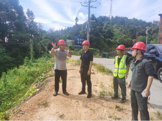 淥口區(qū)政府辦督導(dǎo)室主任易耀湘帶隊(duì)調(diào)度淥口區(qū)S330淦田至古岳峰公路二期工程現(xiàn)場(chǎng)情況