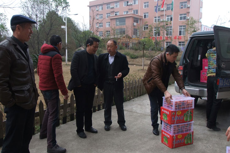 對(duì)老人盡一份孝心，給社會(huì)添一分和諧